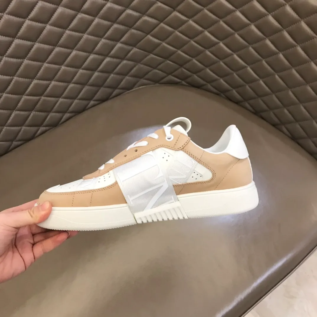 p440 "Valentin*" new spring and summer calfskin lace-up sneakers. No man should be able to refuse these shoes. The classic color scheme is so handsome! Purchase a high-precision replica of the original version to instantly sell off the market currency! 6 VLTN logo rubber effect straps - Valentino Garavani Logo printed on the back and tongue, all materials are customized to ensure quality! Size: 38-44